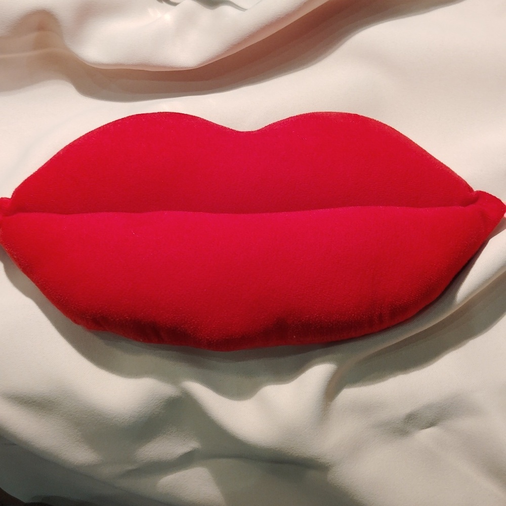 Cute plushie pillow in lips shape - Picture 3 of 3